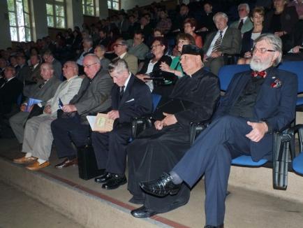 Vivant professores! Seniorii Universităţii din Oradea, celebraţi de urmaşii lor (FOTO/VIDEO)